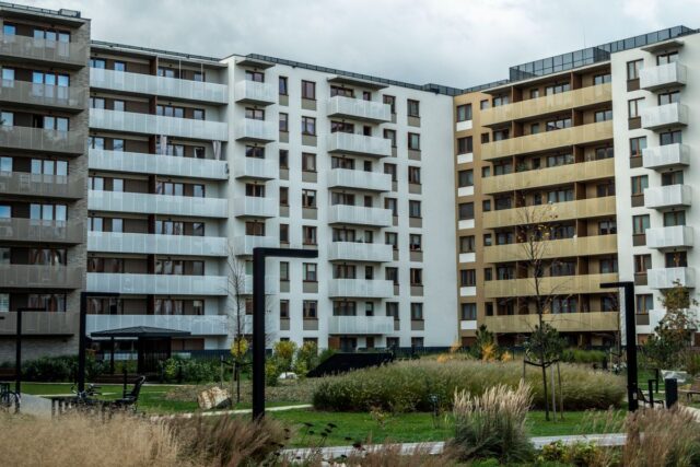 Cum îți selectezi chiriașul corect, fără să încalci legea