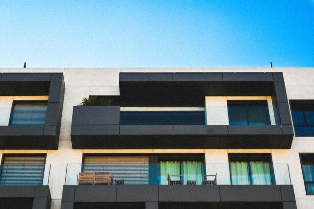Subînchirierea unui apartament: când e permisă și cum o treci în contract